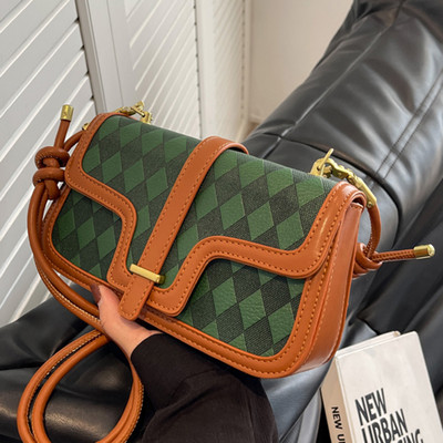 Moteriška rankinė su dviguba rankena ant peties ir magnetine sagtimi