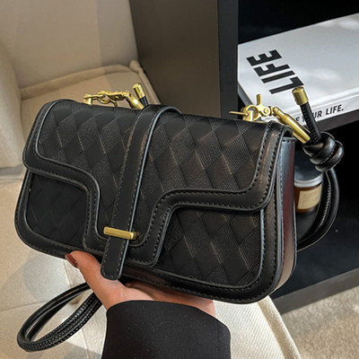 Moteriška rankinė su dviguba rankena ant peties ir magnetine sagtimi