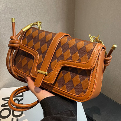 Moteriška rankinė su dviguba rankena ant peties ir magnetine sagtimi