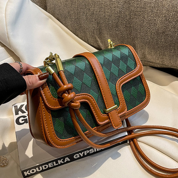 Moteriška rankinė su dviguba rankena ant peties ir magnetine sagtimi