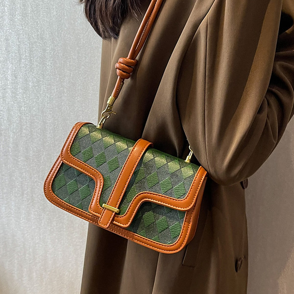 Moteriška rankinė su dviguba rankena ant peties ir magnetine sagtimi