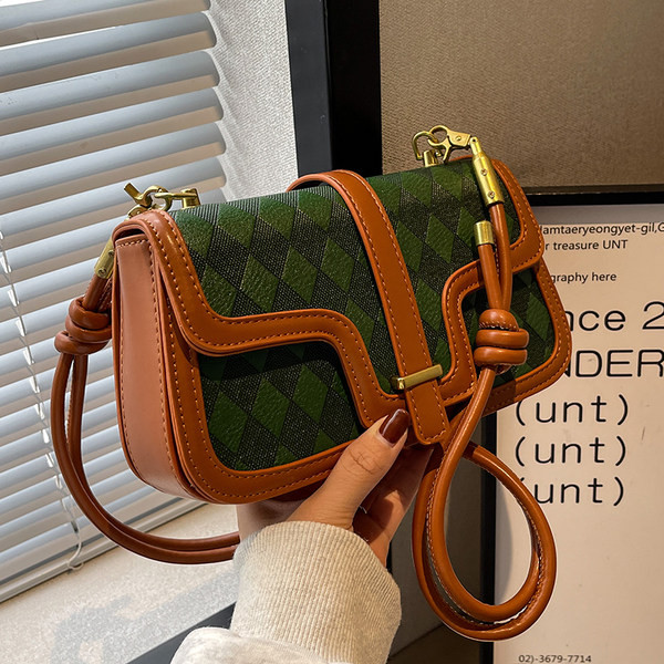 Moteriška rankinė su dviguba rankena ant peties ir magnetine sagtimi