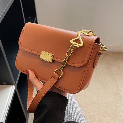 Kézitáska fém elemekkel