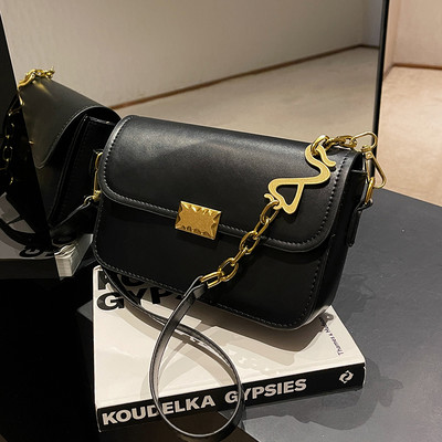 Kézitáska fém elemekkel