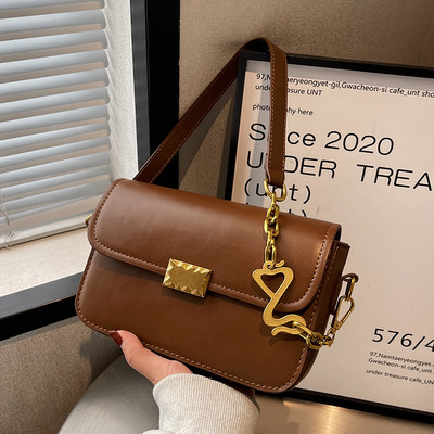 Kézitáska fém elemekkel