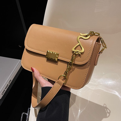 Kézitáska fém elemekkel