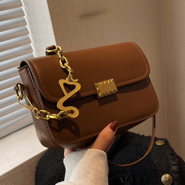 Kézitáska fém elemekkel