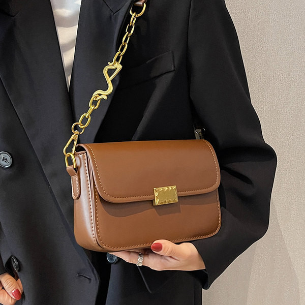 Kézitáska fém elemekkel