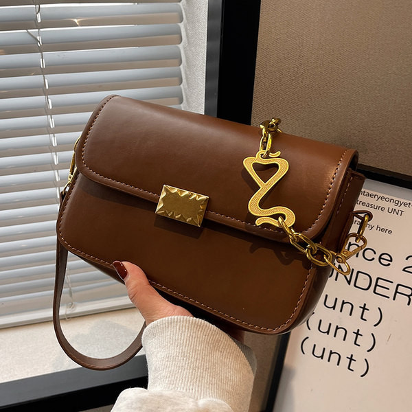 Kézitáska fém elemekkel