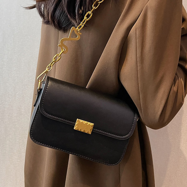 Kézitáska fém elemekkel