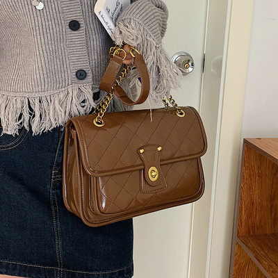 Női bőrtáska - fém fogantyúval, három színben