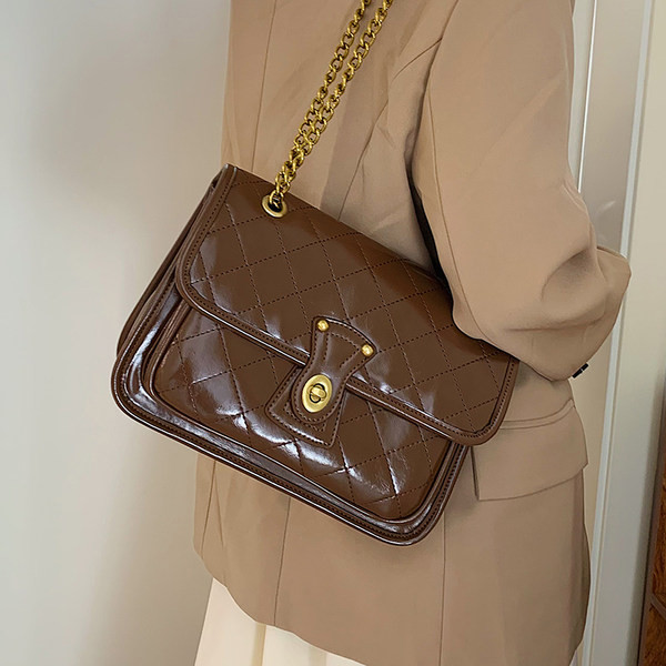 Női bőrtáska - fém fogantyúval, három színben