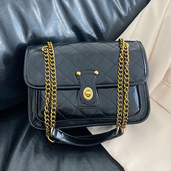 Női bőrtáska - fém fogantyúval, három színben