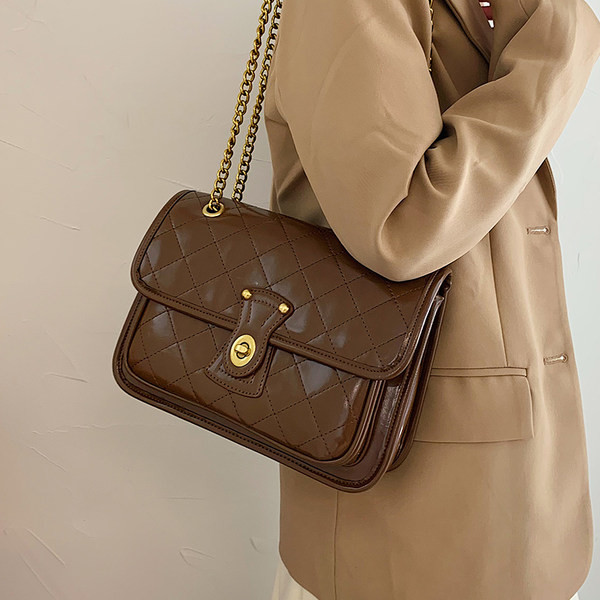 Női bőrtáska - fém fogantyúval, három színben