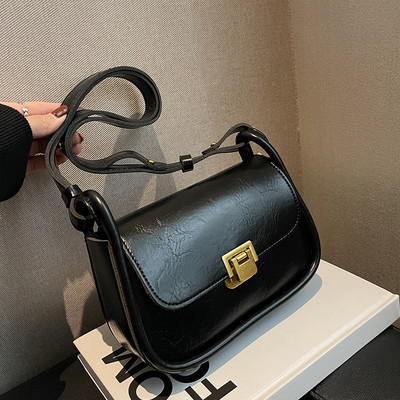 Négyzet alakú kis táska vállfogantyúval