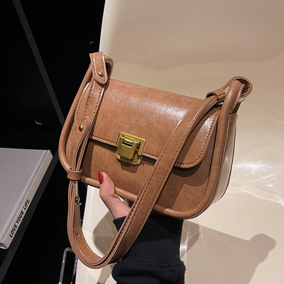 Négyzet alakú kis táska vállfogantyúval