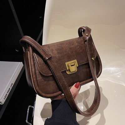 Négyzet alakú kis táska vállfogantyúval