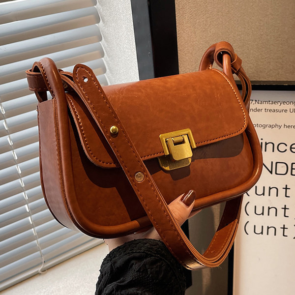 Négyzet alakú kis táska vállfogantyúval