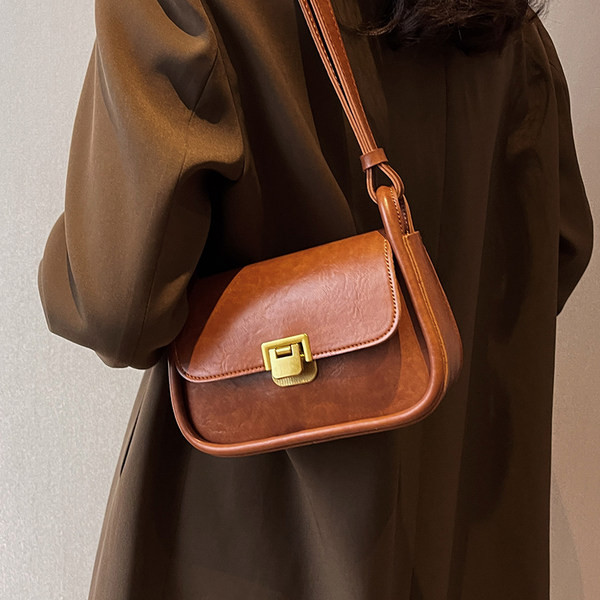 Négyzet alakú kis táska vállfogantyúval