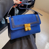 Négyzet alakú táska cipzárral és vállfogantyúval