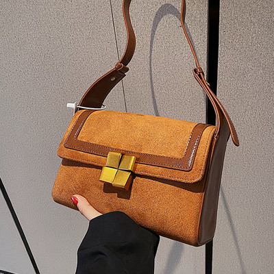 Négyzet alakú táska cipzárral és vállfogantyúval