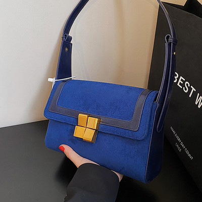 Négyzet alakú táska cipzárral és vállfogantyúval