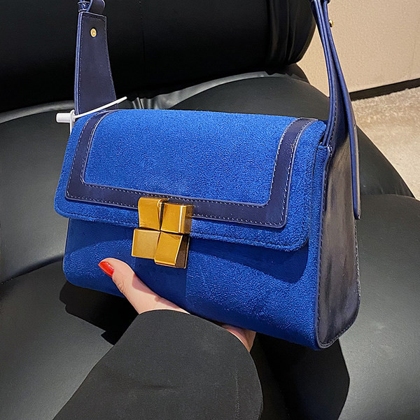 Négyzet alakú táska cipzárral és vállfogantyúval