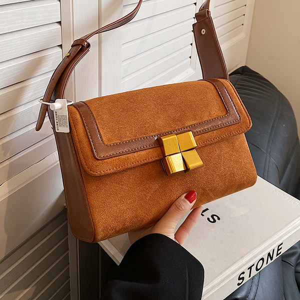 Négyzet alakú táska cipzárral és vállfogantyúval