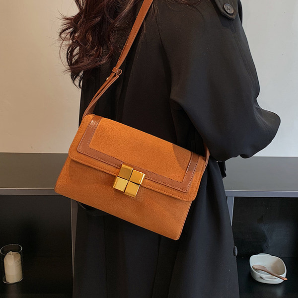 Négyzet alakú táska cipzárral és vállfogantyúval