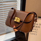 Női bőr táska - fém csattal