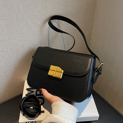 Női bőr táska - fém csattal