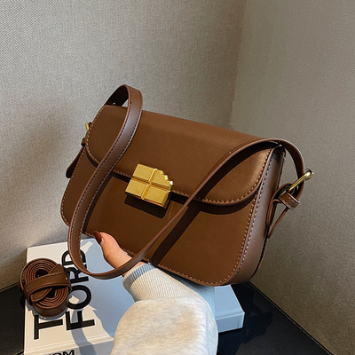 Női bőr táska - fém csattal