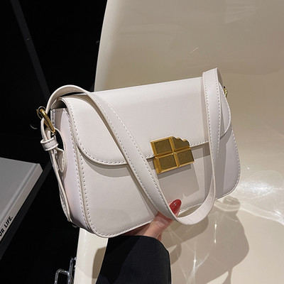 Női bőr táska - fém csattal