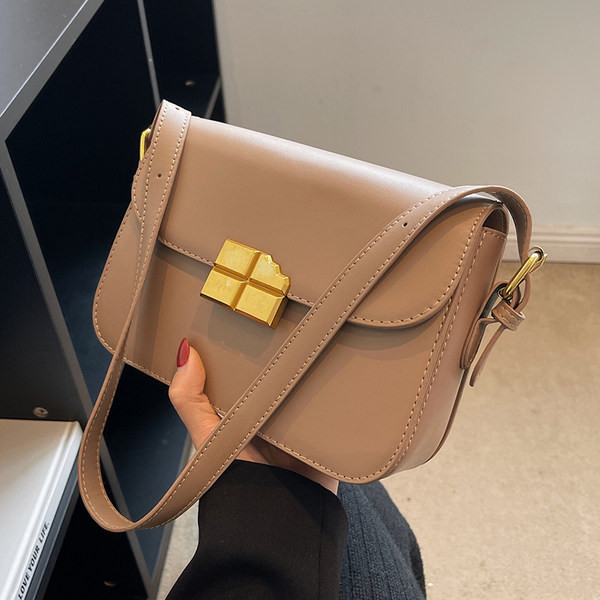 Női bőr táska - fém csattal