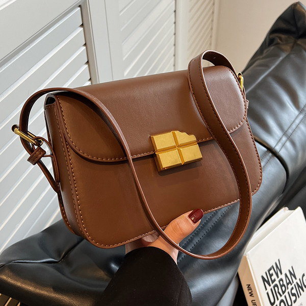 Női bőr táska - fém csattal