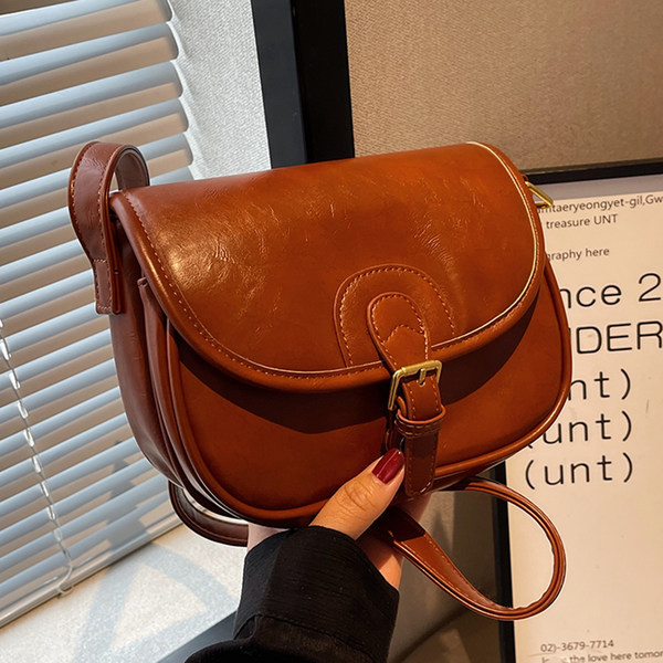 Alkalmi kézitáska csattal