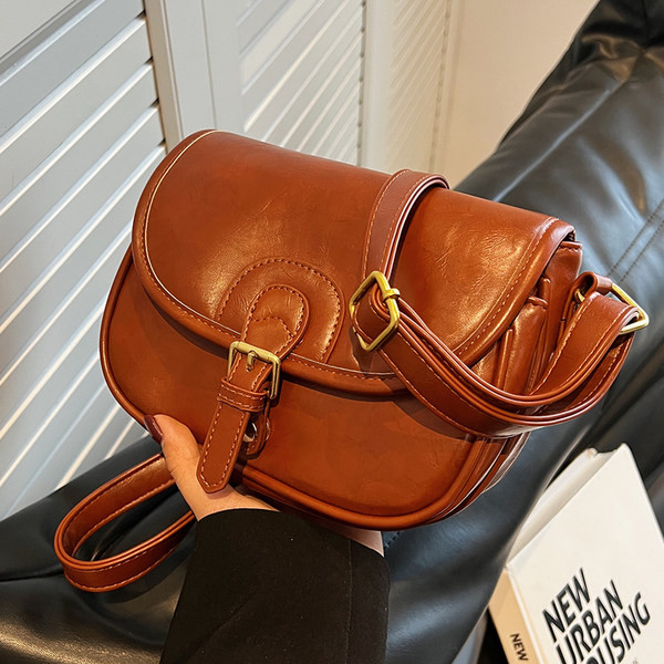 Alkalmi kézitáska csattal