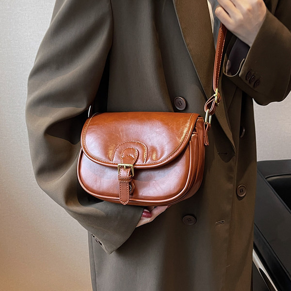 Alkalmi kézitáska csattal