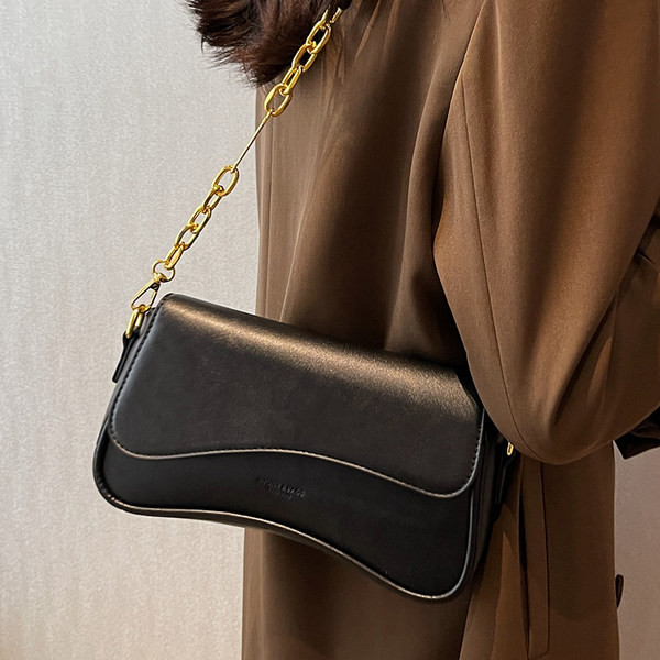 Jauna modeļa ādas rokassomiņa