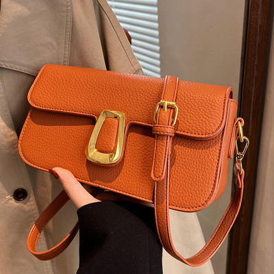 Kézitáska - csattal