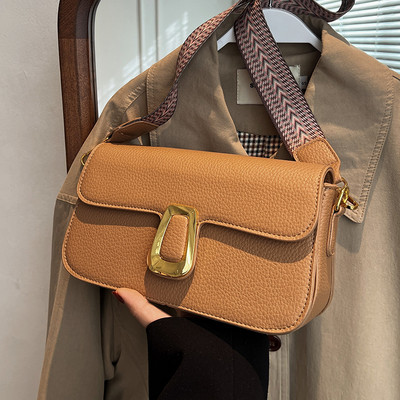 Kézitáska - csattal