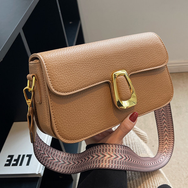 Kézitáska - csattal