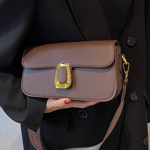 Kézitáska - csattal