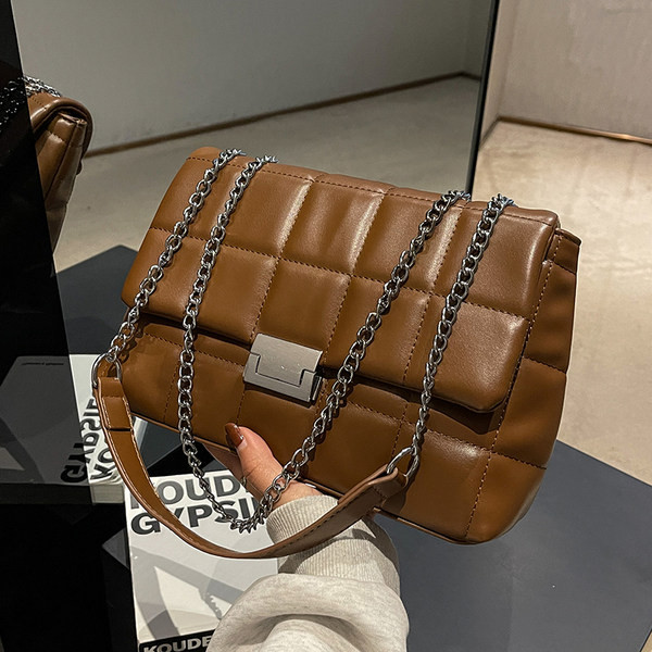 Eko odos rankinė su grandinine peties rankena