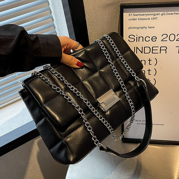 Eko odos rankinė su grandinine peties rankena