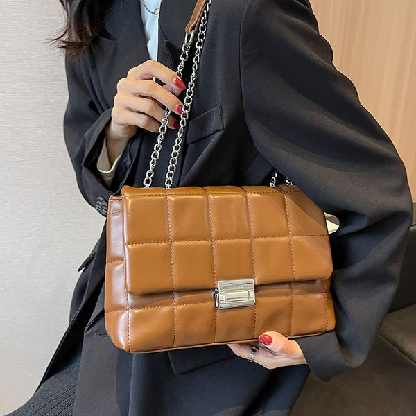 Eko odos rankinė su grandinine peties rankena