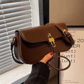 Kézitáska fém medállal