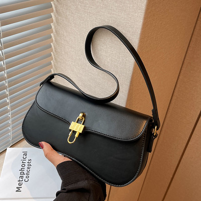 Kézitáska fém medállal