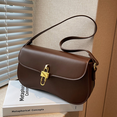 Kézitáska fém medállal