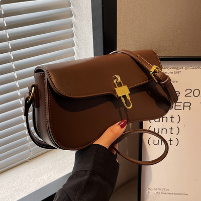 Kézitáska fém medállal